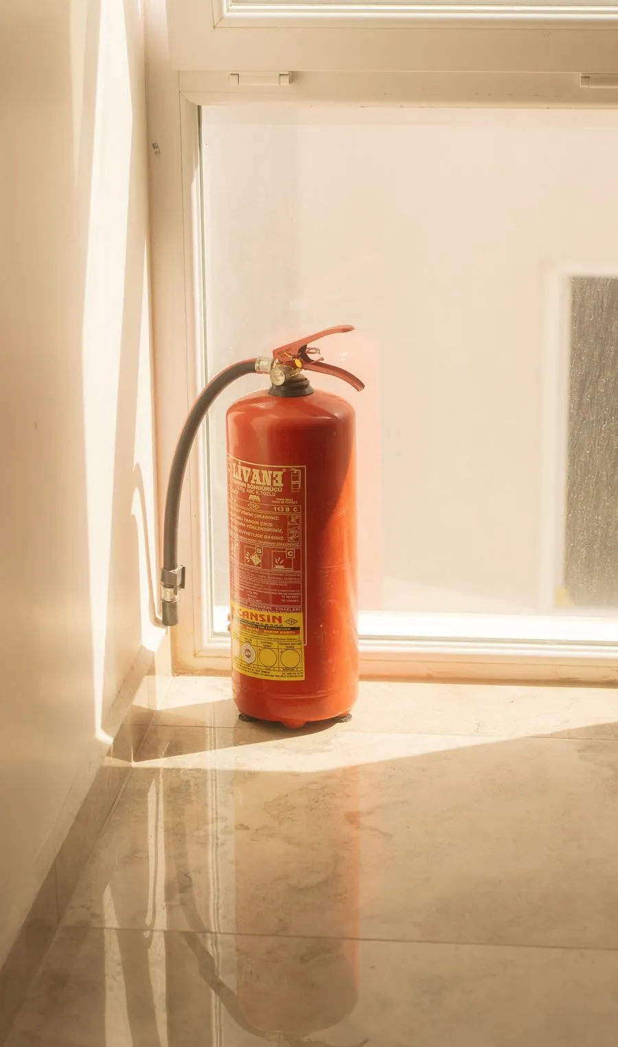 Brandbeveiliging in Nunspeet: brandblusser in een hal